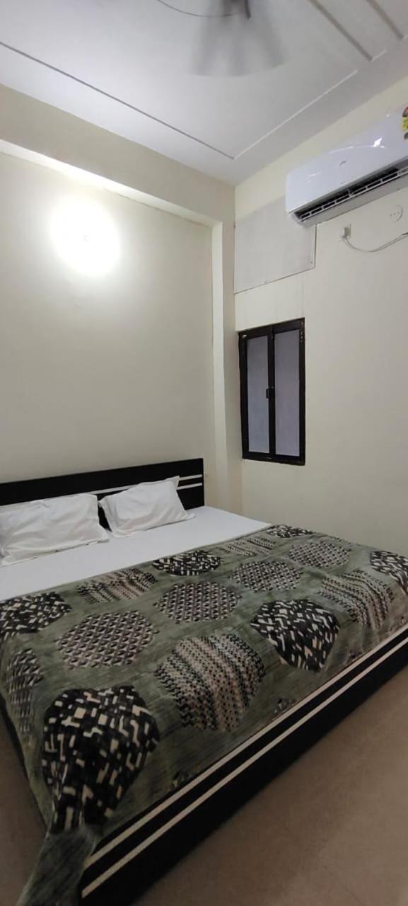 Hotel Shri Jee Dham Near Prem Mandir