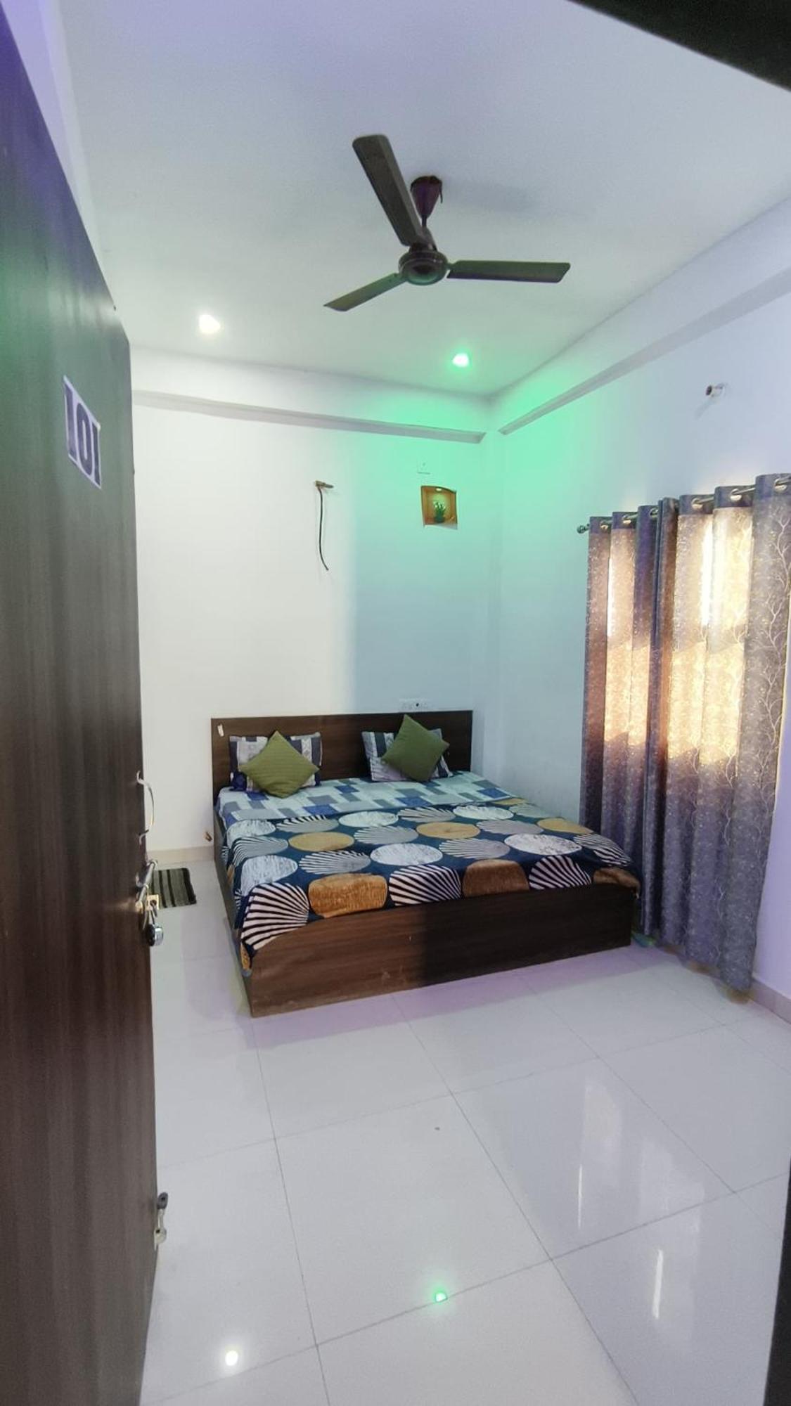 Shri Jee Dham Near Prem Mandir * Vrindavan